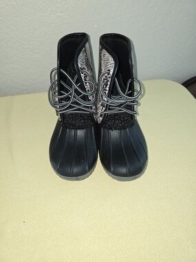 Simply Southern Snakeskin Print Duck Boots – Black & Cream Size 8